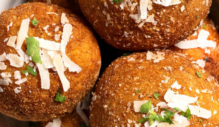 Bolitas de Arroz Rellenas de Bacalao