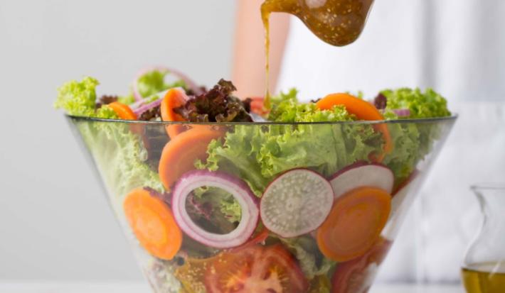 ENSALADA CON ADEREZO DE TAMARINDO Y AJONJOLÍ