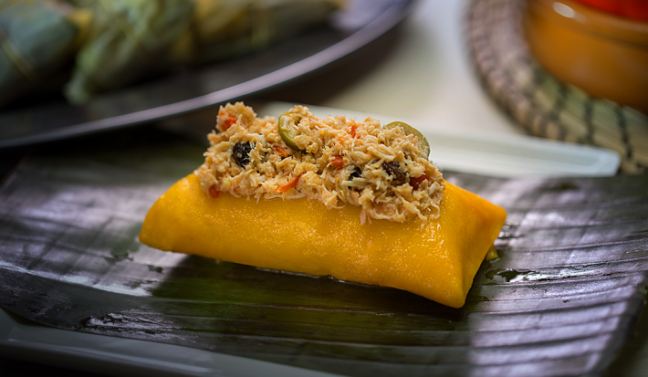 Pasteles en Hojas de Yuca Rellenos de Pollo