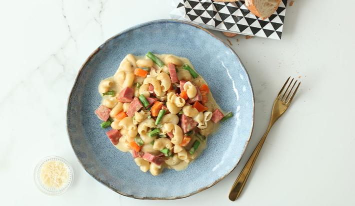 Coditos a La Crema Con Salami y Vegetales