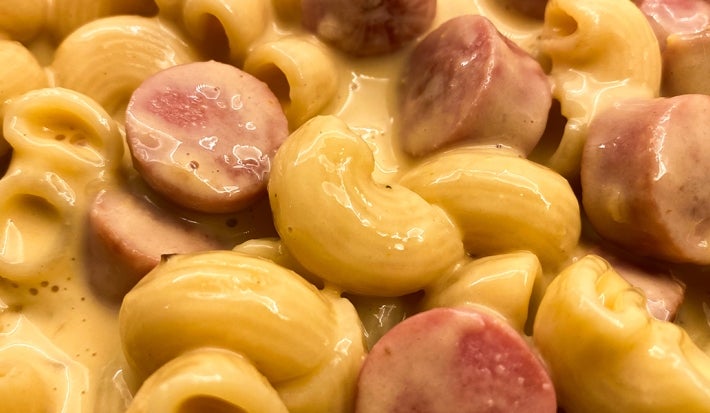 Macarrones con queso y salchicha Macarrones con queso y salchicha