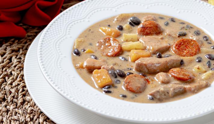 SANCOCHO DE HABICHUELAS NEGRAS Y COCO