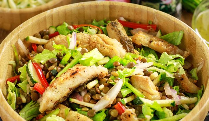 Ensalada de pescado, lentejas y verduras