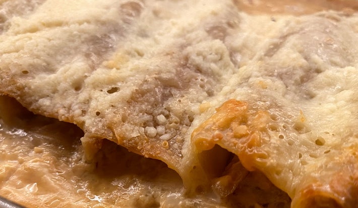 Canelones de pollo con cebollas caramelizadas