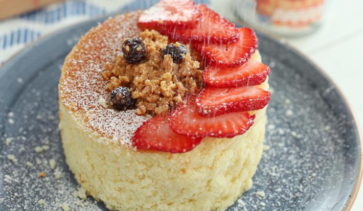 BIZCOCHO RELLENO DE DULCE DE LECHE CORTADA