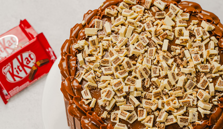 Bizcocho húmedo de chocolate relleno con crocante de KitKat® y Dulce de Leche La Lechera®