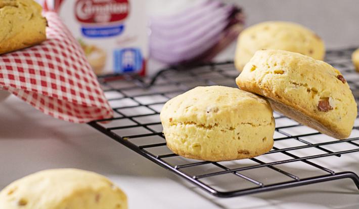 Scone con sofrito de cebolla y tocineta