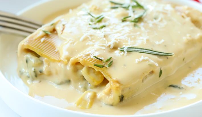Canelones Rellenos De Maíz Y Espinacas En Salsa Bechamel