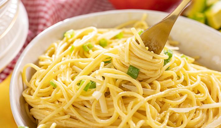 ESPAGUETIS FÁCILES EN SALSA DE QUESO