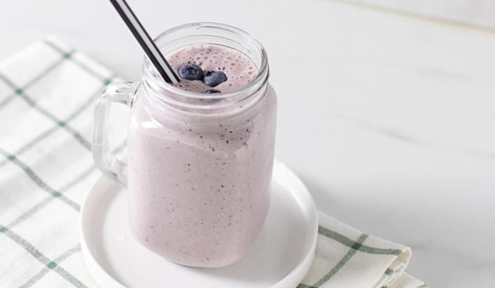 SMOOTHIE DE BANANA CON ARÁNDANOS Y CEREAL