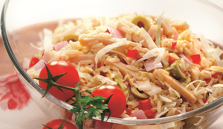 Ensalada de arroz con aderezo de curry