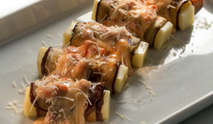 Envoltini de Berenjena en Salsa de Pimientos