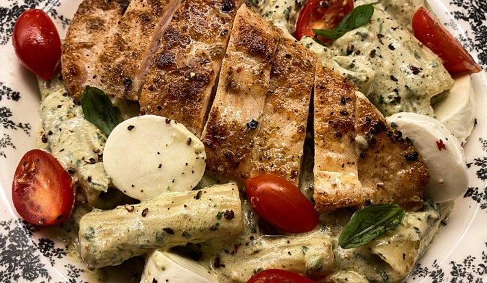 Pasta al pesto cremoso con pollo y ensalada caprese