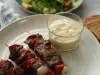 TÁRTARA CON PINCHOS DE CARNE DE RES